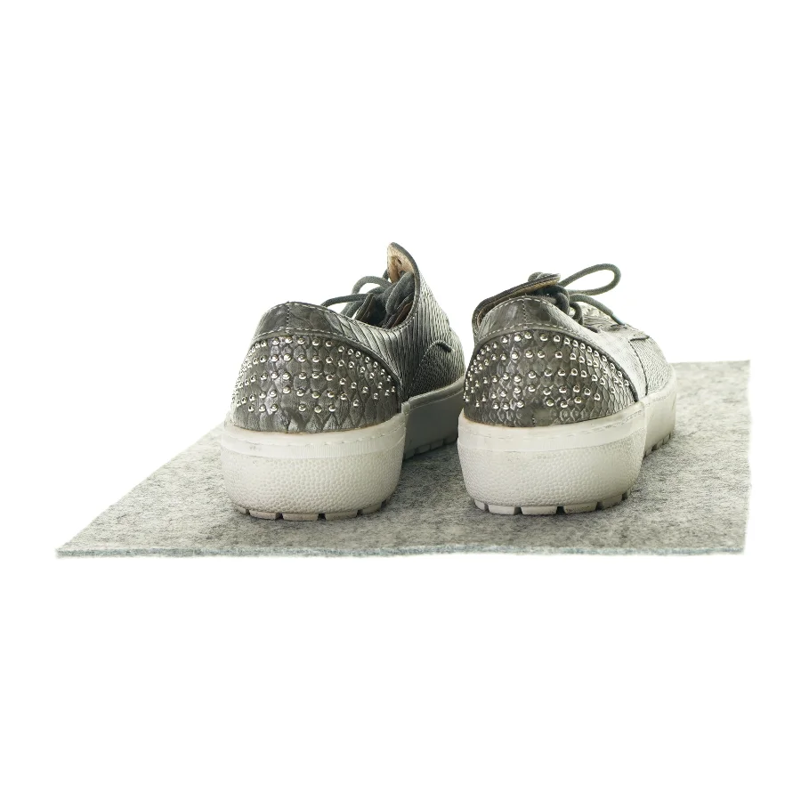 Sneakers med nitter fra R and BE (Str. 37)