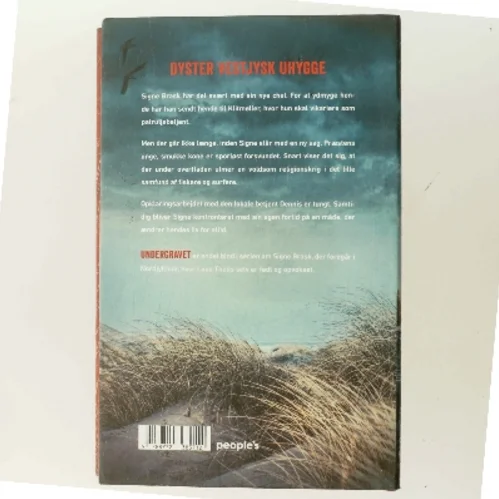 Undergravet : krimi af Lone Theils (Bog)