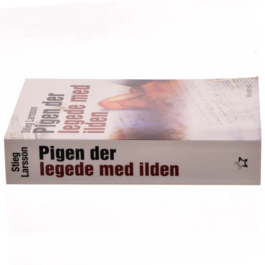 Pigen Der Legede Med Ilden (Millennium, 2. Bind) af Stieg Larsson (Bog)