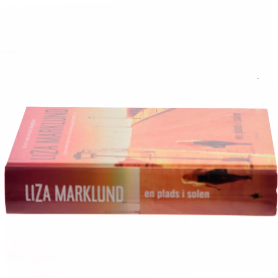 En plads i solen : krimi af Liza Marklund (Bog)