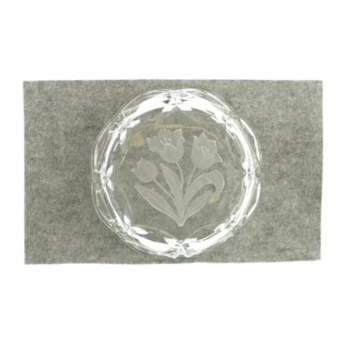 Skål i klart glas med blomst i bunden