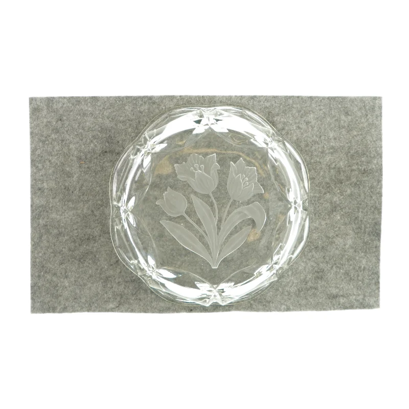 Skål i klart glas med blomst i bunden