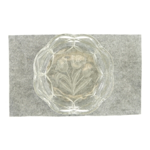 Skål i klart glas med blomst i bunden