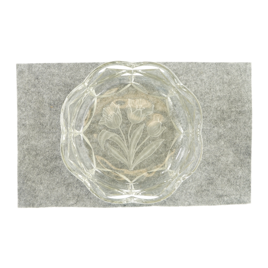 Skål i klart glas med blomst i bunden