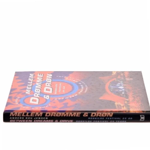 Mellem drømme & drøn : Roskilde Festival 25 år af Anders Rou Jensen (Bog)