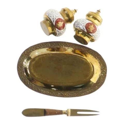 Metal bakke med små beholdere og gaffel (str. 12x8 og 6 og 11 cm)