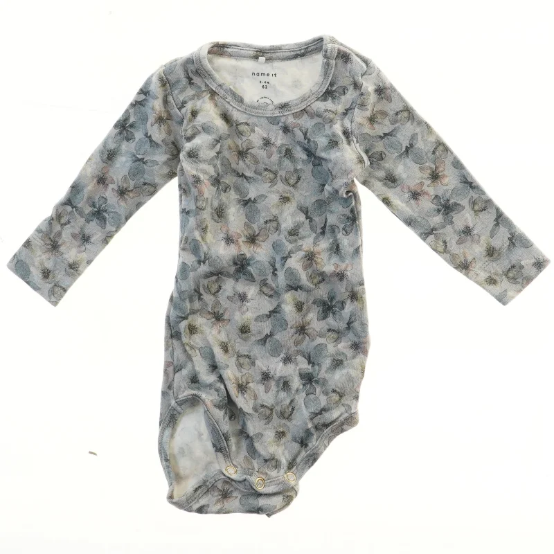 Langærmet bodystocking med blomsterprint fra Name It (str. 62)