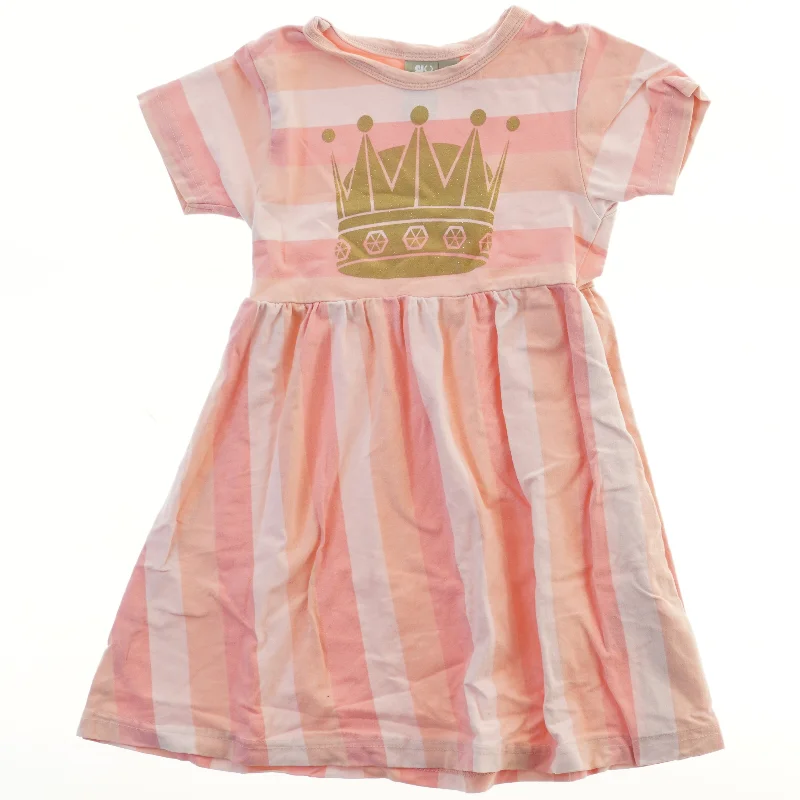 Danefæ Kortærmet kjole med krone motiv fra Danefæ (str. 92)