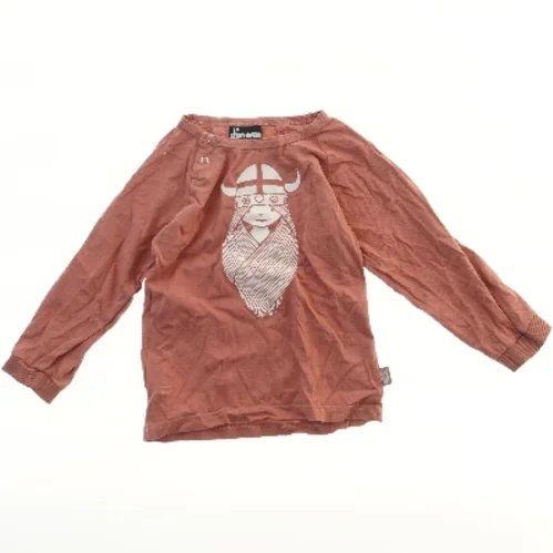 Danefæ Langærmet bluse med vikingemotiv fra Danefæ (str. 92)