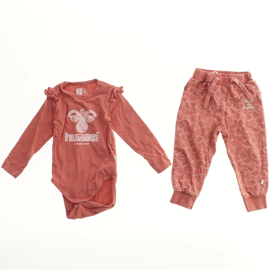 Baby body og bukser sæt fra Hummel (str. 80)