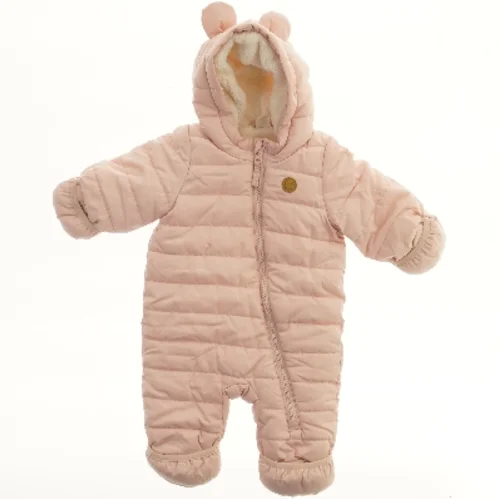 Lyserød heldragt med hætte fra H&M (str. 56)