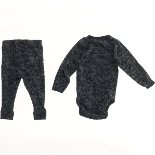 Baby heldragt og bukser med mønster fra Kids Up (str. 74)