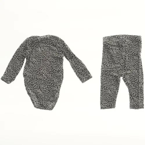 Leopardmønstret bodystocking og bukser fra Petit (str. 56)