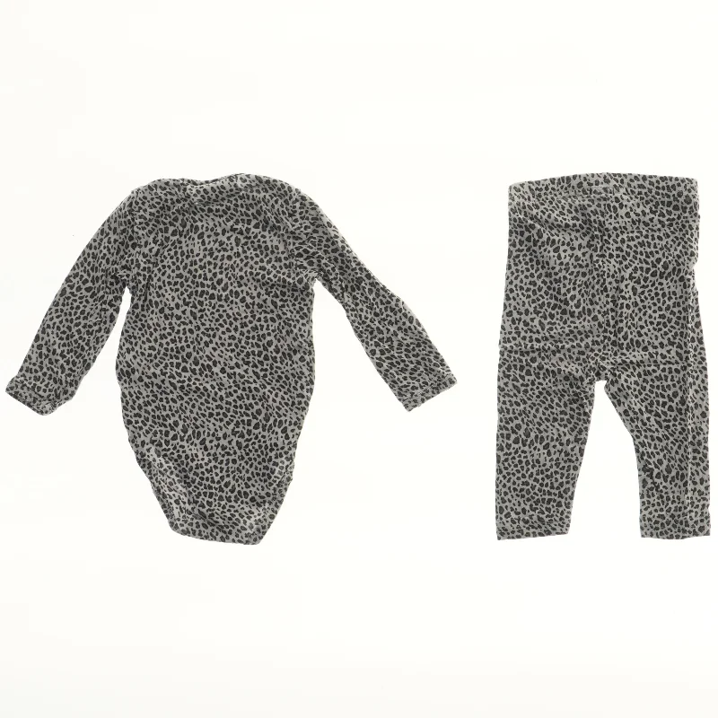 Leopardmønstret bodystocking og bukser fra Petit (str. 56)