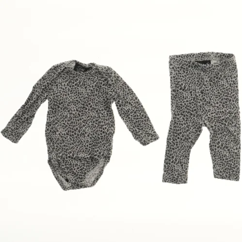 Leopardmønstret bodystocking og bukser fra Petit (str. 56)
