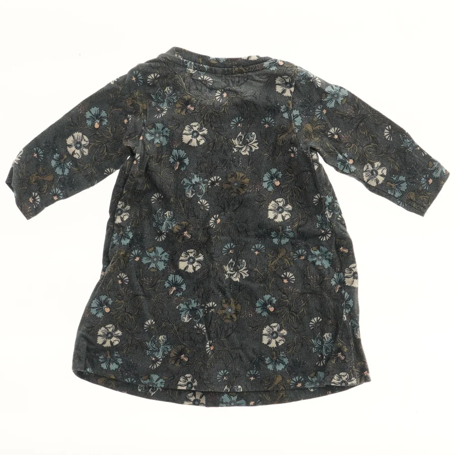 Børnekjole med blomstermønster fra Name It (str. 56)