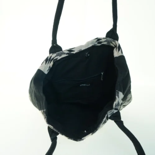 Mønstret skuldertaske fra Gina Tricot (str. 43x39 cm)