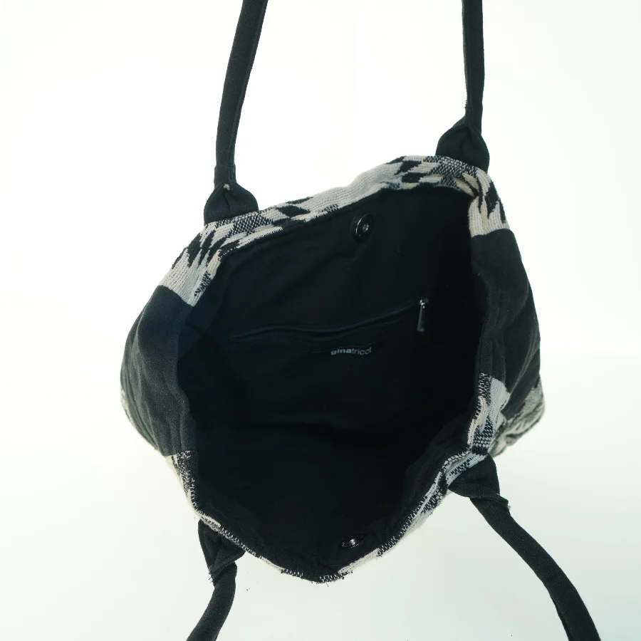 Mønstret skuldertaske fra Gina Tricot (str. 43x39 cm)