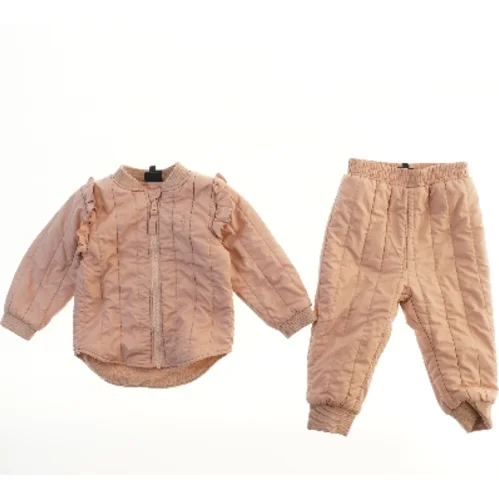 Sæt med quiltet jakke og bukser fra Petit (str. 92)