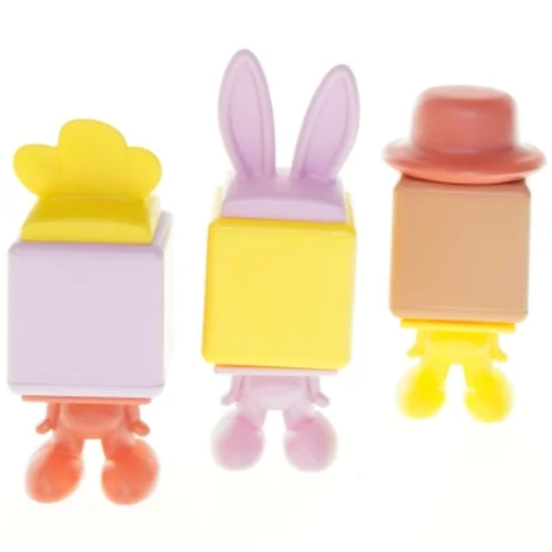 Farverige plastfigurer med dyreansigter (str. 14 x 5 cm)