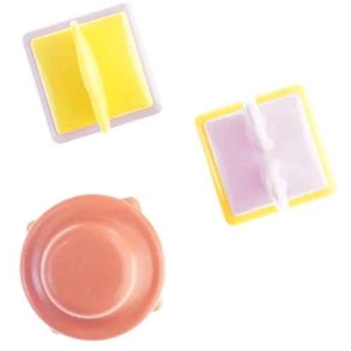 Farverige plastfigurer med dyreansigter (str. 14 x 5 cm)