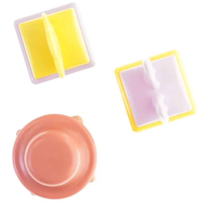 Farverige plastfigurer med dyreansigter (str. 14 x 5 cm)