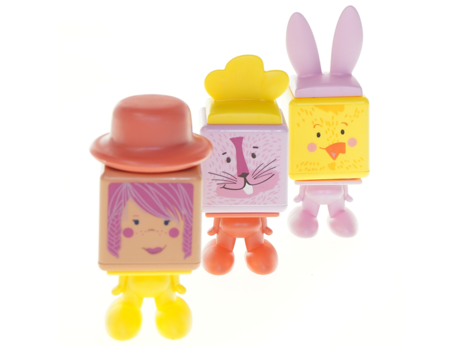 Farverige plastfigurer med dyreansigter (str. 14 x 5 cm)