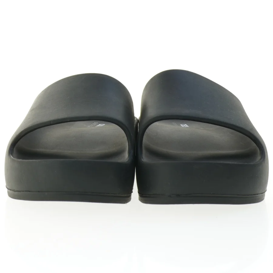 Sorte badesandaler fra Asos (str. 42)