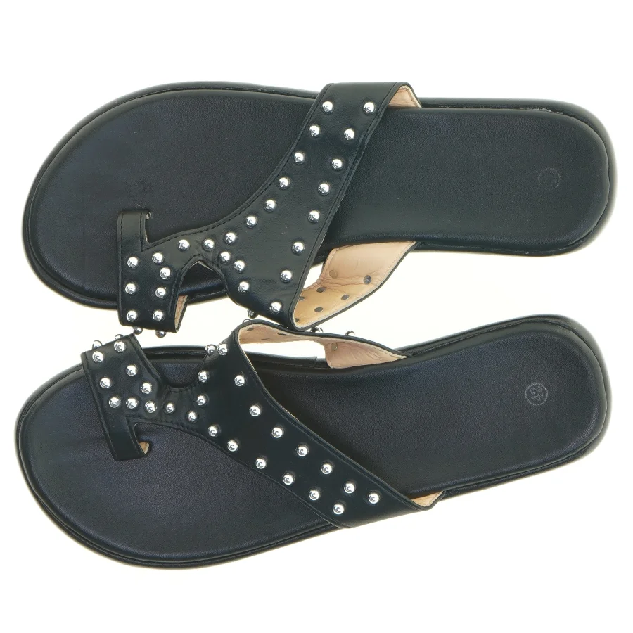 Sorte sandaler med nitter (str. 42)