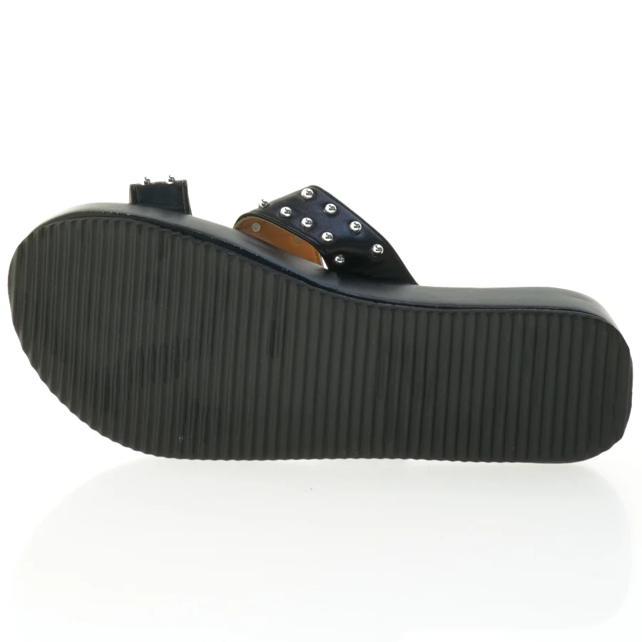 Sorte sandaler med nitter (str. 42)