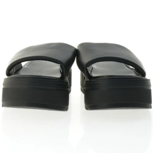 Sorte plateau-slides fra Asos (str. 42)