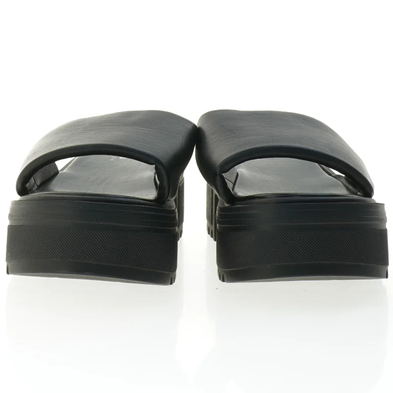 Sorte plateau-slides fra Asos (str. 42)