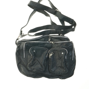 Nunoo Sort skuldertaske med flere lommer (str. 38x29 cm)