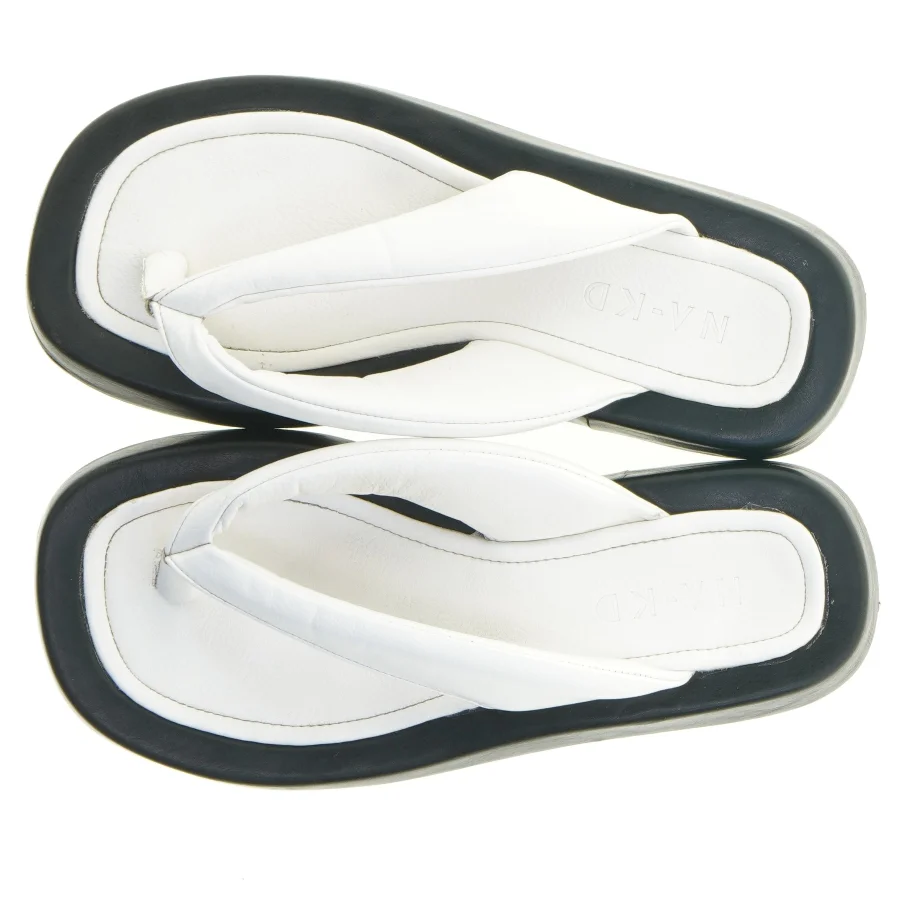 Hvide klipklapper fra NA-KD (str. 38)