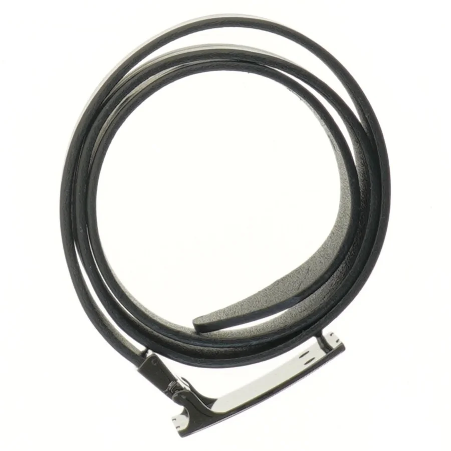 Sort læderbælte med metalspænde (str. 113 cm)