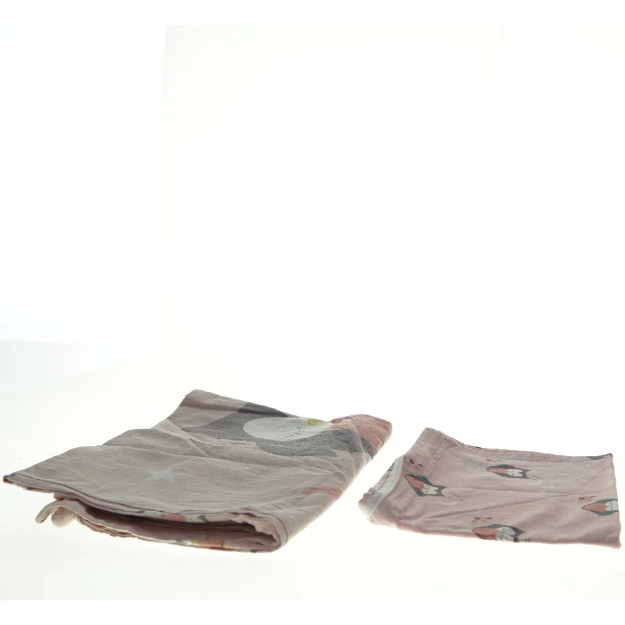 Sovesæt med uglemotiv (str. 94 x 62 cm 44 x 40 cm)