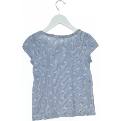 Blå bluse med blomsterprint fra H&M (str. 140)