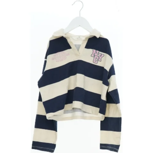 Ligestripet langærmet polo fra H&M (str. 140)