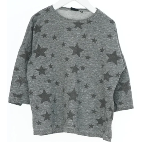 Grå sweatshirt med stjernemønster fra Sofie Schnoor (str. 140)