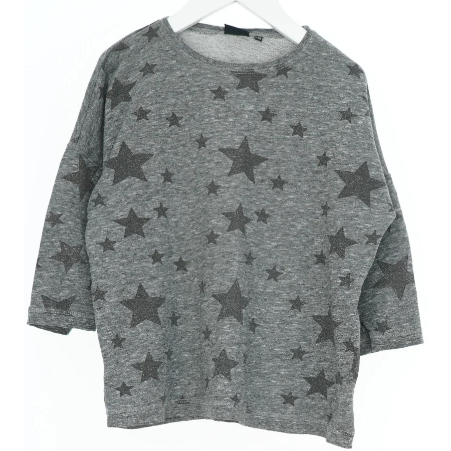 Grå sweatshirt med stjernemønster fra Sofie Schnoor (str. 140)