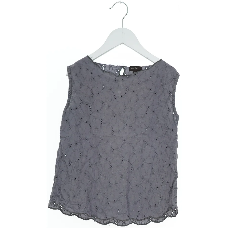 Ærmeløs top med broderi fra Norlie (str. 134)
