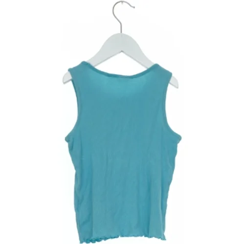 Tanktop i lyseblå fra H&M (str. 116)