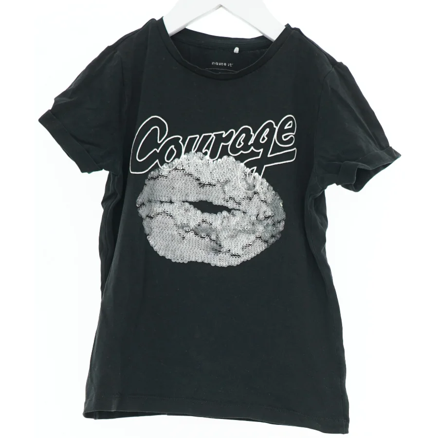 Sort T-shirt med 'Courage' og pailletter fra Name It (str. 128)