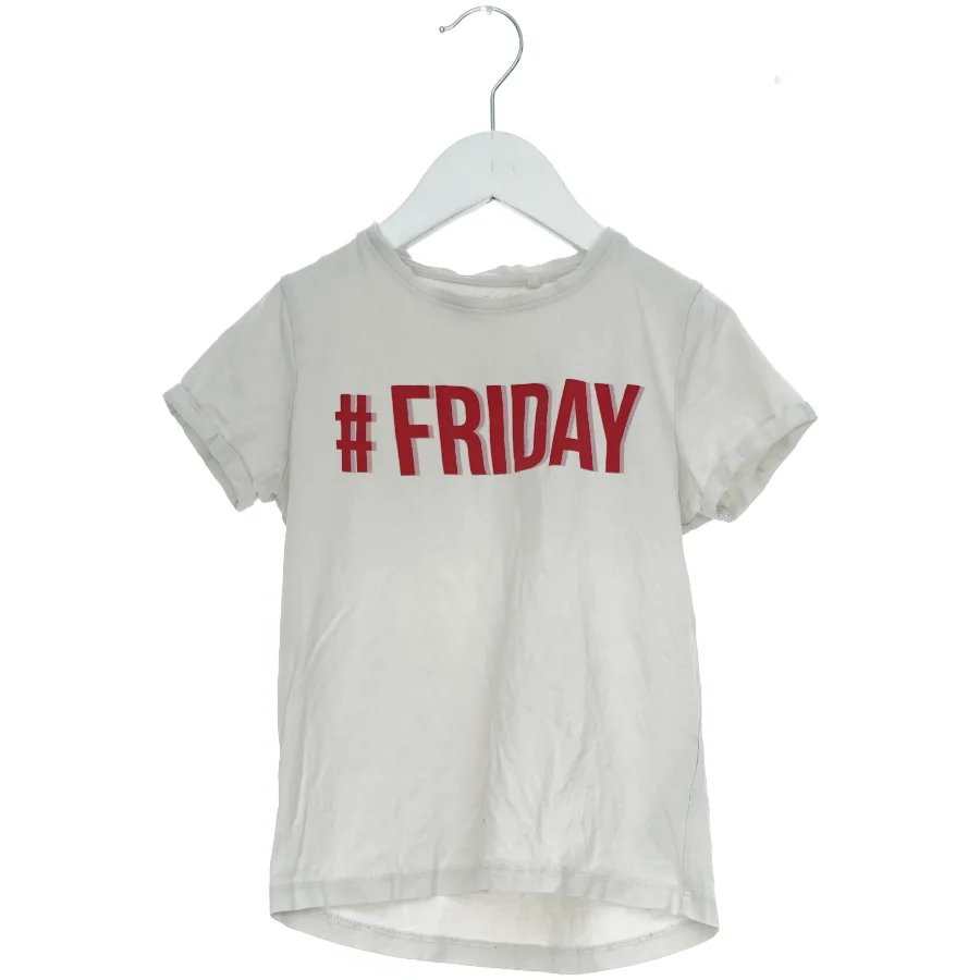 Hvid T-shirt med 'FRIDAY' tryk fra Name It (str. 128)