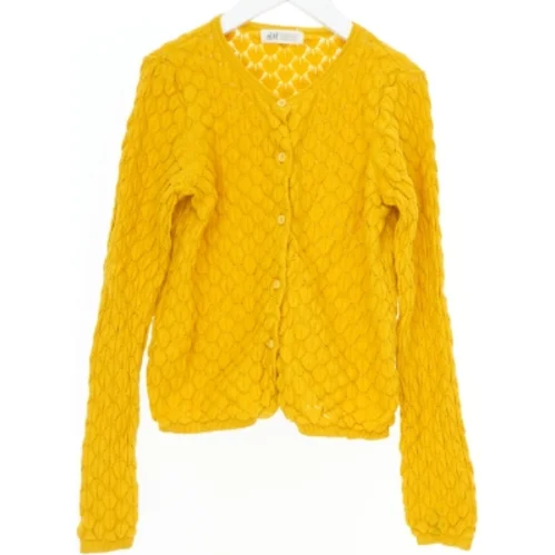 Gul cardigan med struktur fra H&M (str. 140)