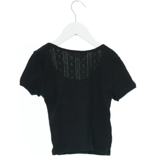 Kortærmet sort bluse med mønstret ryg fra H&M (str. 140)