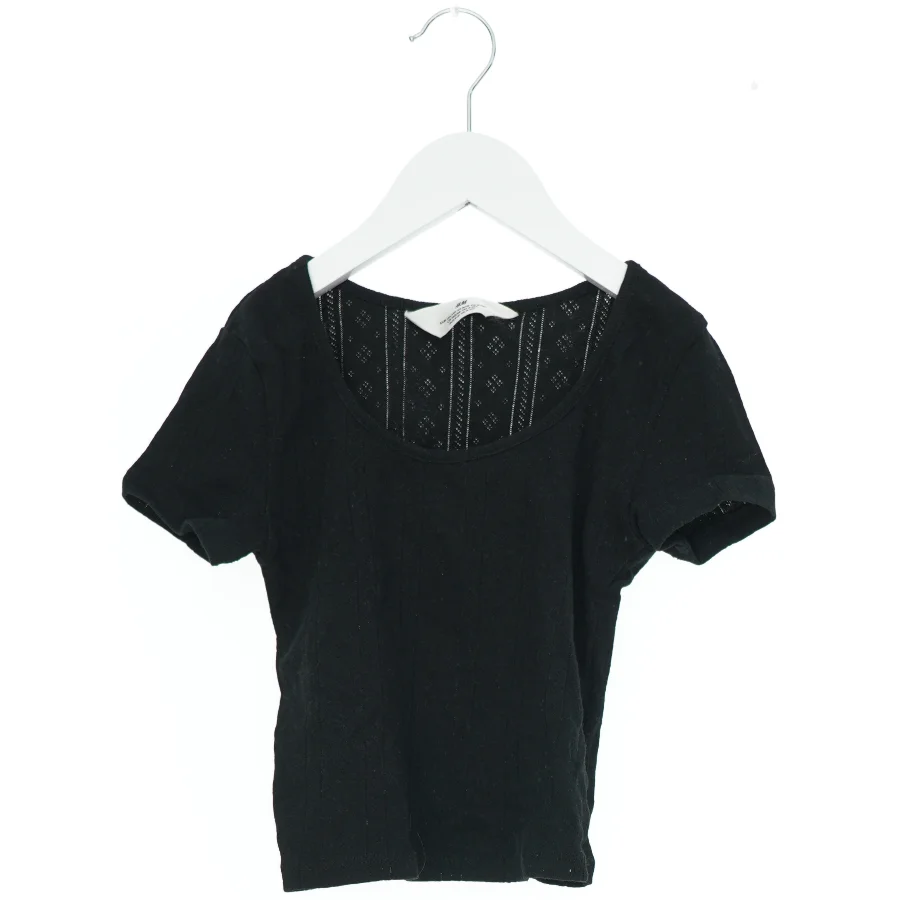 Kortærmet sort bluse med mønstret ryg fra H&M (str. 140)