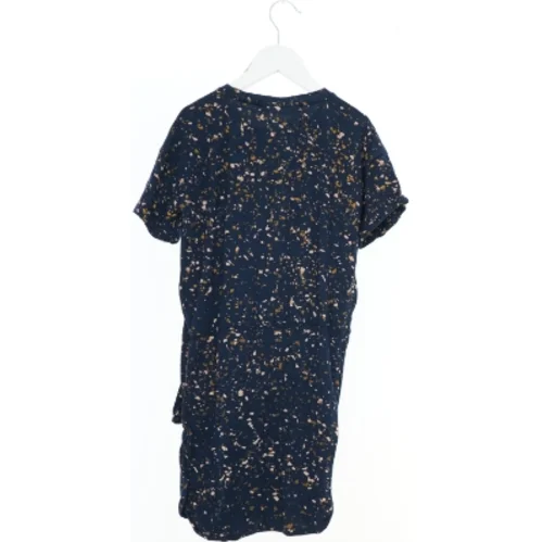 Kjole med kort ærme og print fra Soft Gallery  (str. 128)