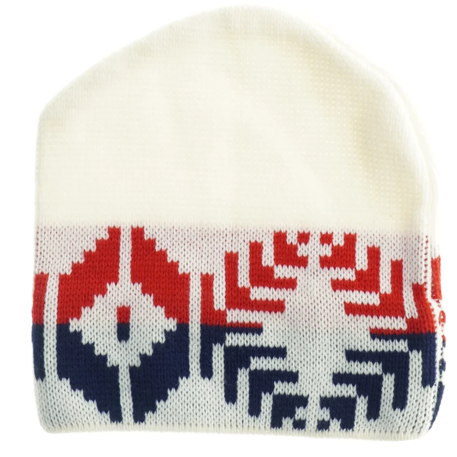 Strikket hue med mønster (str. 20 x 22 cm)