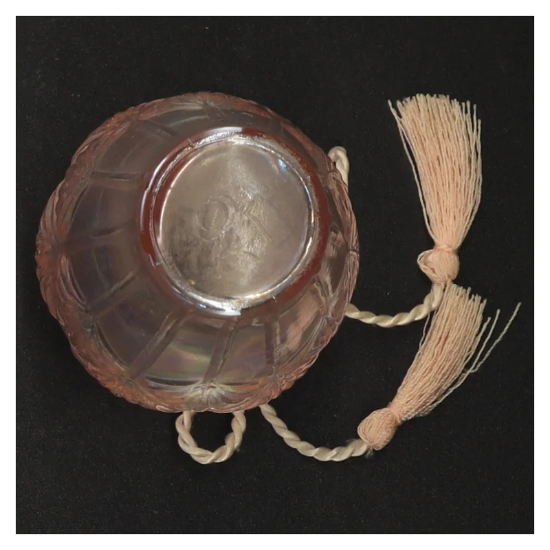 Glasvase med flettet pynt og kvaste (str. 12 x 7 cm)